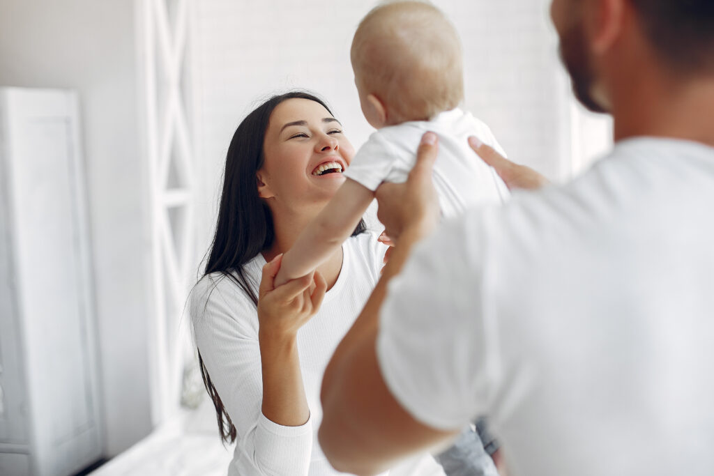 La sensibilité parentale illustrée par des parents s'occupant de leur jeune enfant