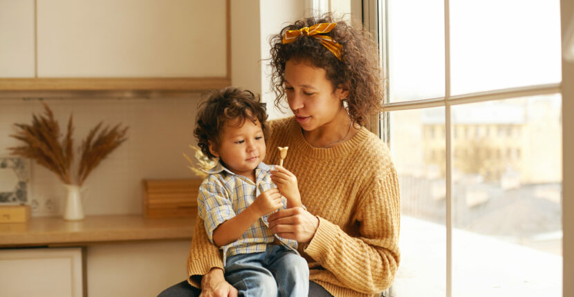 Une mère et son enfant illustrant la sensibilité parentale